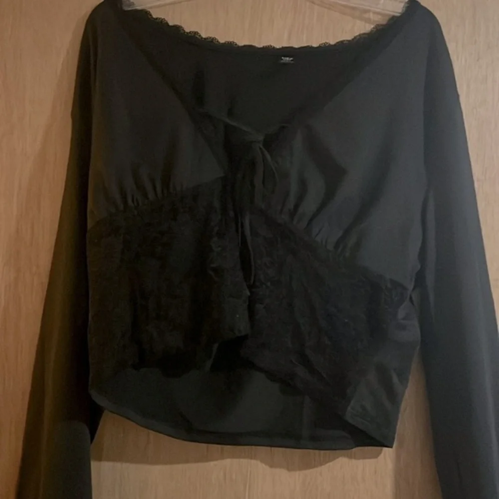 NWOT Plus Size Long Sleeved Half Lace Crop Top 🌸